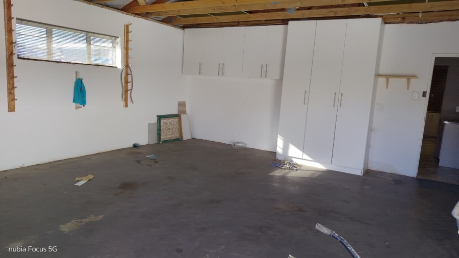 To Let 4 Bedroom Property for Rent in Wavecrest Eastern Cape